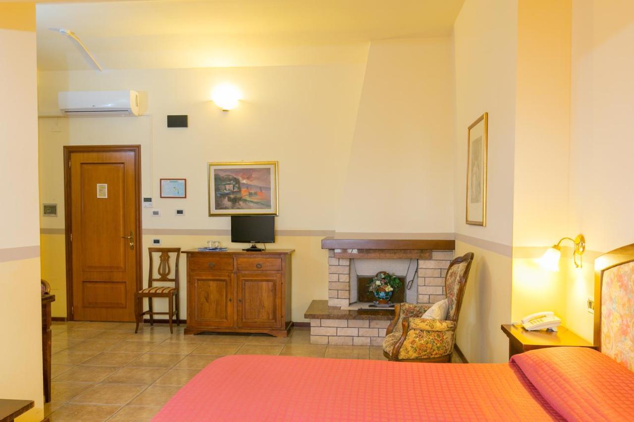 Agrihotel Elisabetta Collemezzano Luaran gambar